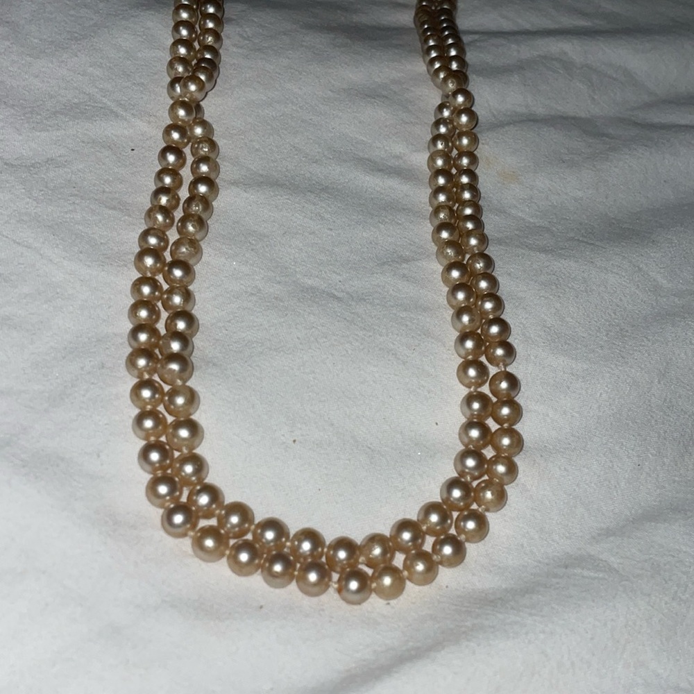 Vintage silver tone creamy beige glass pearl knotted strand spring clasp 48”